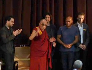 Antes da vir ao Brasil, Slater sofre corte no pé e se encontra com Dalai Lama