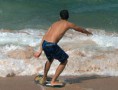 Mistura de surfe e skate, 'skimboard' vira moda nas praias de Salvador